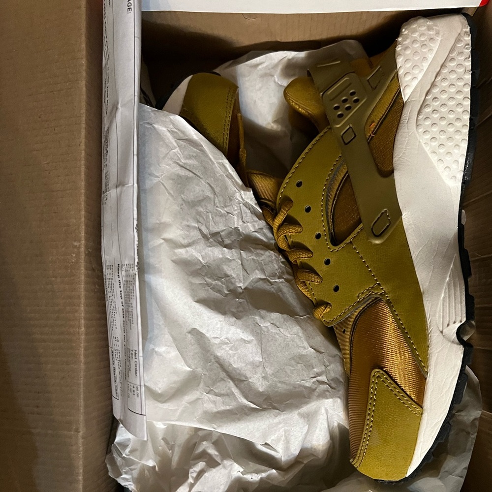 Nike Air Huarache
Bronzine Sail Black (Women's)